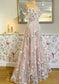 Vestido de fiesta largo con hombros descubiertos y flores de corazón 