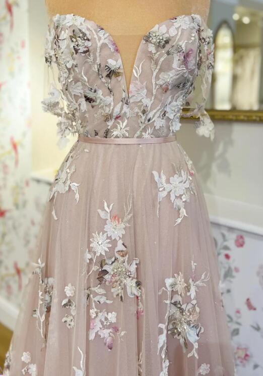 Vestido de fiesta largo con hombros descubiertos y flores de corazón 