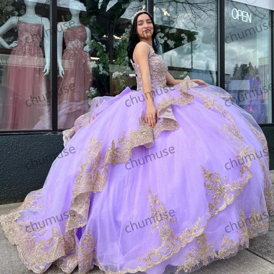 Vestidos de baile de princesa com apliques de renda dourada e lavanda