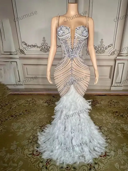 فستان فاخر من اللؤلؤ والريش الكبير مثير بطول الأرض لحفلات المساء والحفلات التنكرية