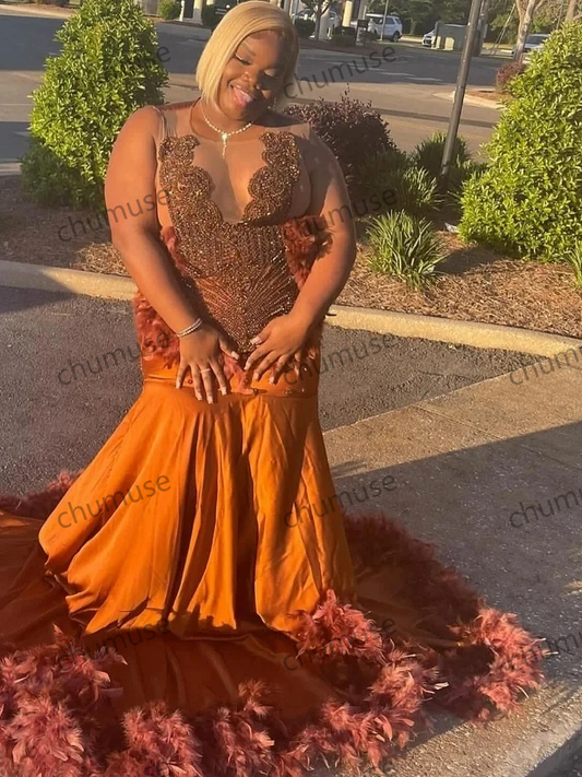Vestido de fiesta de sirena con plumas anaranjadas y cuentas africanas 