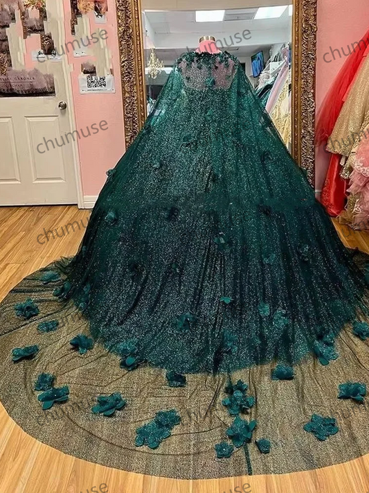 Vestido de baile de 15 anos com contas de cristal verde esmeralda e capa