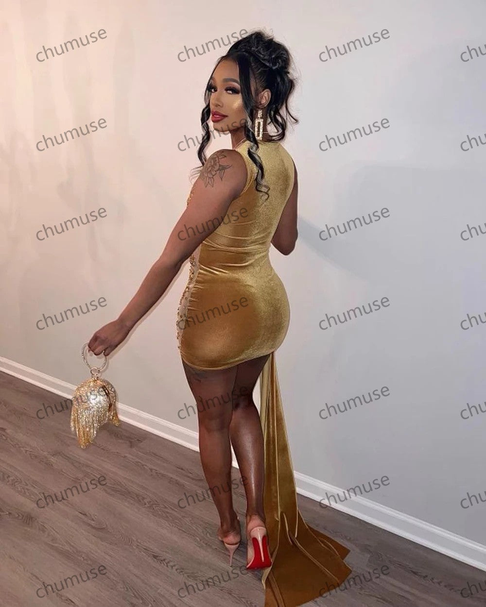 Vestidos de fiesta de cumpleaños para mujer con escote redondo y cola lateral de terciopelo dorado 