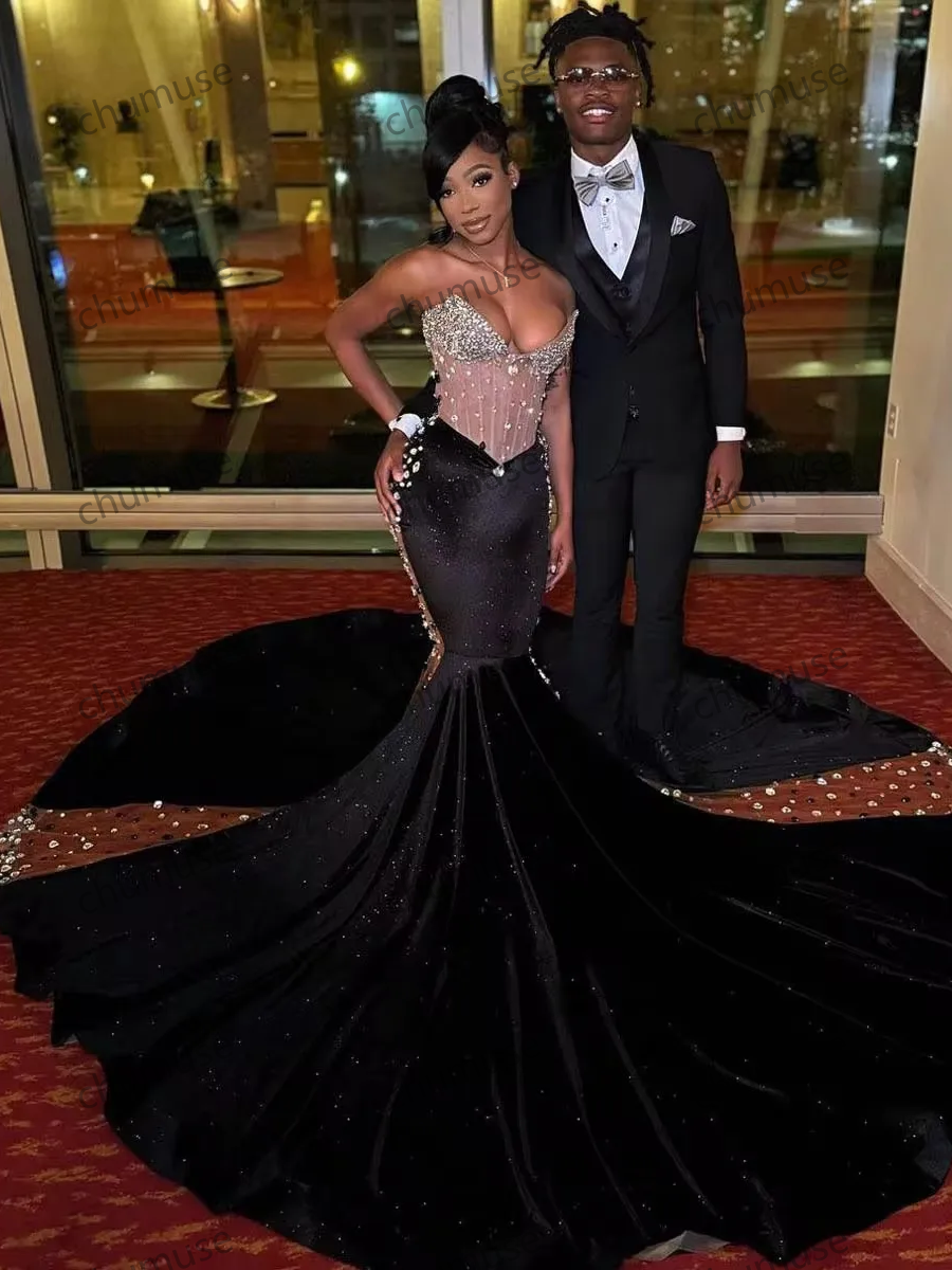Vestidos de baile sereia de veludo preto com glitter, decote coração, cauda longa com contas 