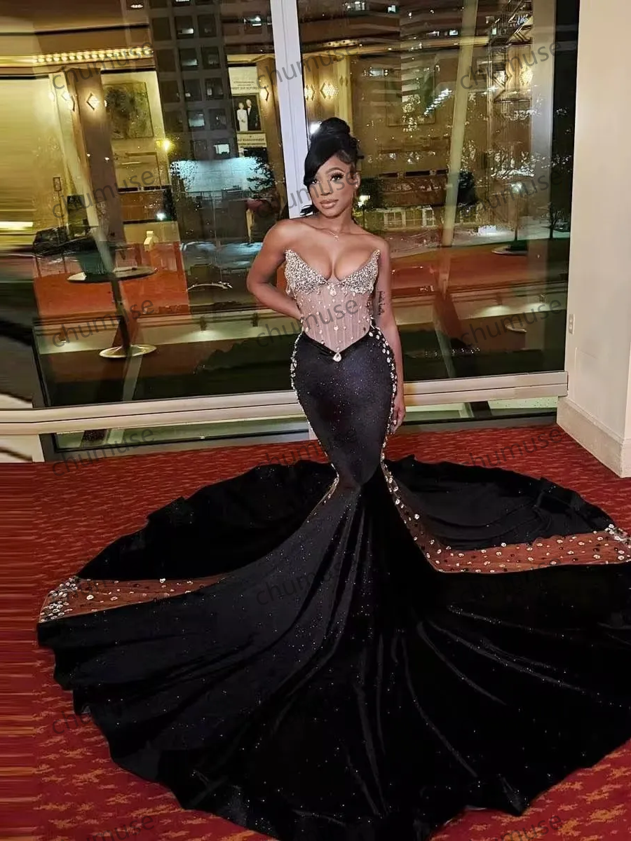 Vestidos de baile sereia de veludo preto com glitter, decote coração, cauda longa com contas 