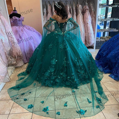 Vestido de fiesta de quinceañera verde princesa con cuentas y capa floral 3D, cuello en V 