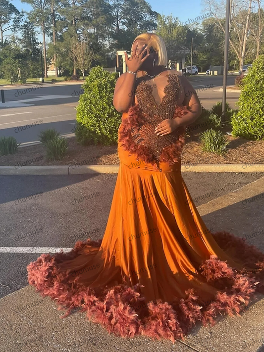 Vestido de fiesta de sirena con plumas anaranjadas y cuentas africanas 