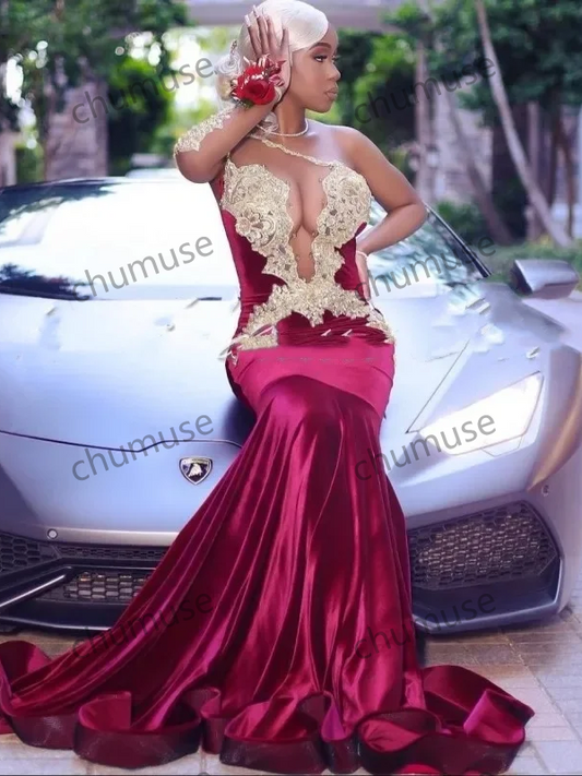 Vestido de fiesta de terciopelo rojo con un hombro al descubierto y apliques de encaje, estilo sirena 