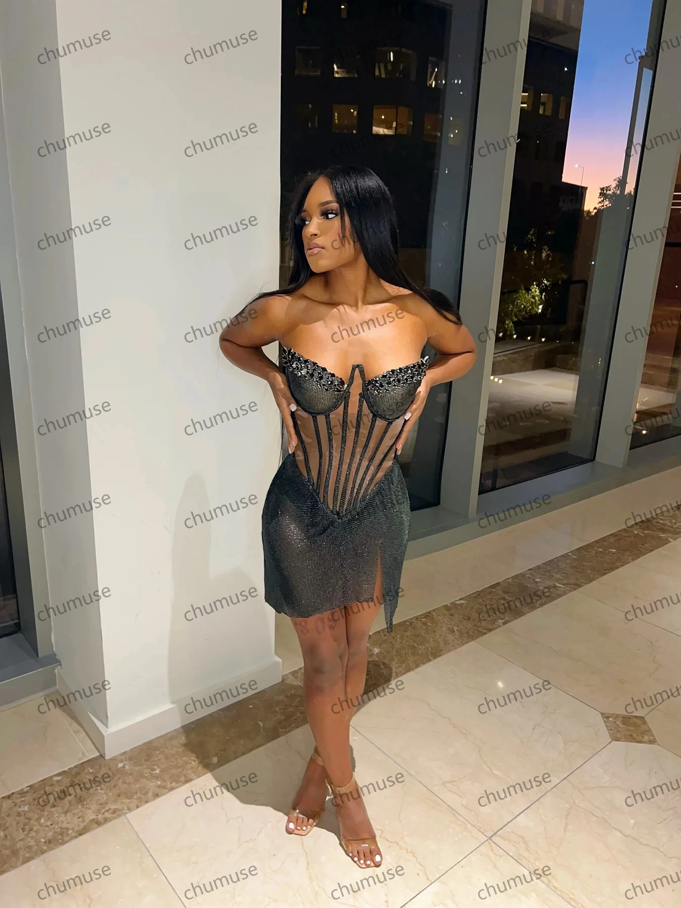 فساتين حفلات قصيرة مثيرة لامعة مزينة بالخرز وفساتين حفلات أعياد الميلاد للفتيات باللون الأسود مزينة بالترتر 