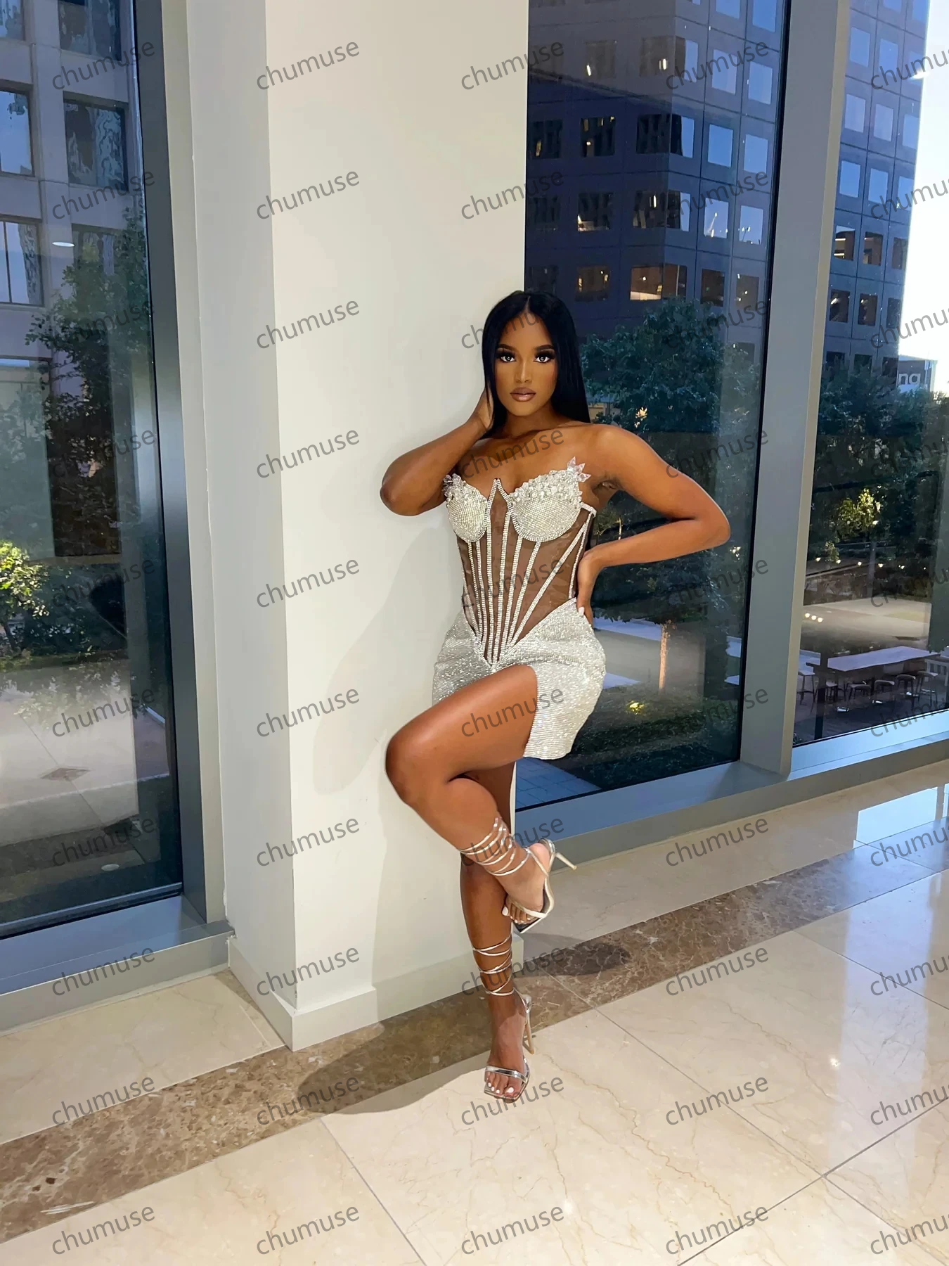 فساتين حفلات قصيرة مثيرة لامعة مزينة بالخرز وفساتين حفلات أعياد الميلاد للفتيات باللون الأسود مزينة بالترتر 