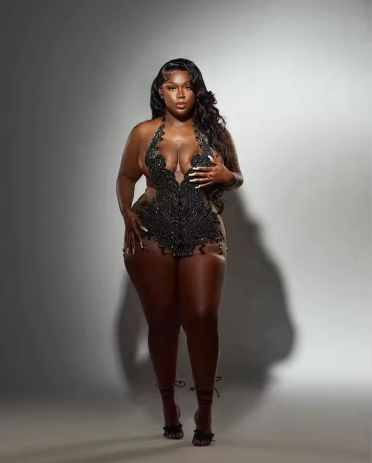 فستان كوكتيل قصير فاخر لامع بمقاس مخصص من الكريستال شفاف باللون الأسود للفتيات لحفلات أعياد الميلاد