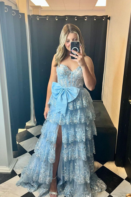 Vestido formal largo con volantes y apliques de lentejuelas azul claro de escote corazón
