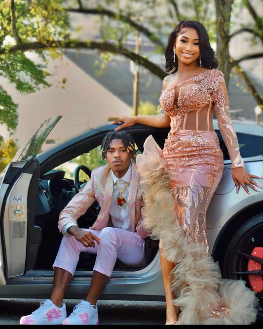 Lindo vestido de baile longo sereia rosa com um ombro só e manga comprida com fenda