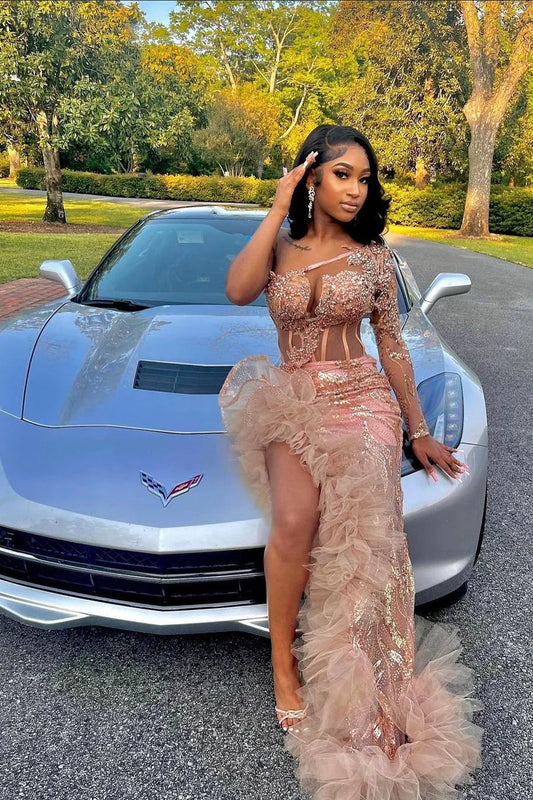 Lindo vestido de baile longo sereia rosa com um ombro só e manga comprida com fenda