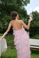 Elegante vestido de fiesta de tul con capas y cuello halter