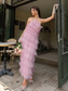 Elegante vestido de fiesta de tul con capas y cuello halter