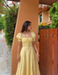 Vestido de fiesta largo amarillo claro de corte A con mangas abullonadas