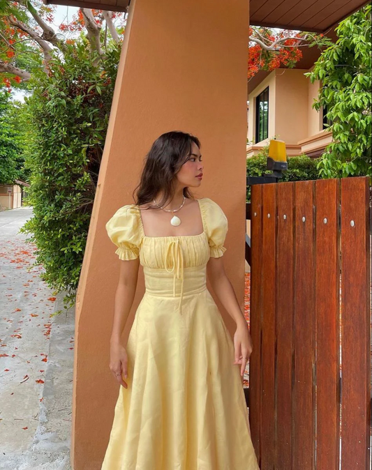 Vestido de festa longo em linha A amarelo claro com mangas bufantes