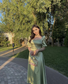 Vestido de fiesta de satén verde salvia con corte A