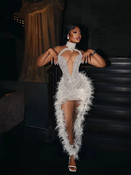 Vestidos de baile luxuosos, decote alto, manga longa, transparentes, com contas e penas, vestidos de formatura