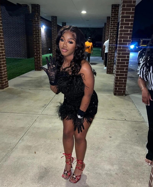 Vestidos de baile sensuais com lantejoulas pretas e bainha para meninas com penas, sem alças, comprimento até o joelho, para coquetel e noite