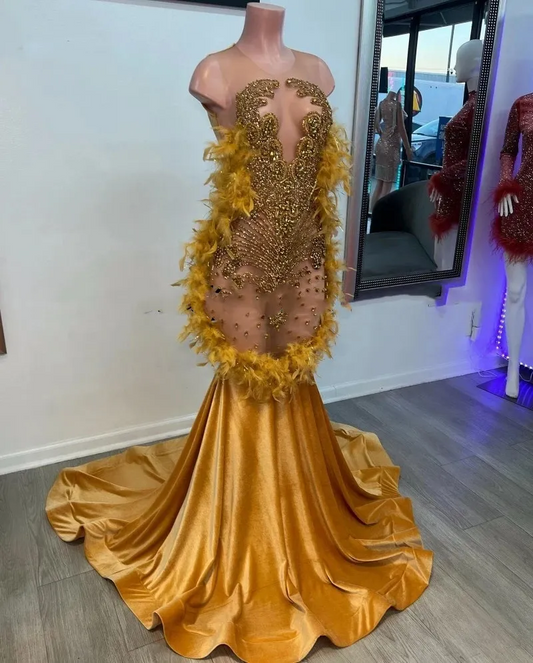 Vestidos de fiesta de sirena de terciopelo dorado brillante para chicas negras, con escote redondo transparente, lujosos vestidos de fiesta de cumpleaños con plumas y cuentas. 