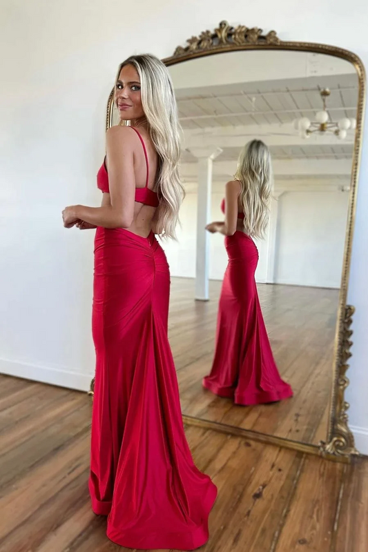 Vestido de fiesta sencillo rojo con tirantes finos y corte sirena largo
