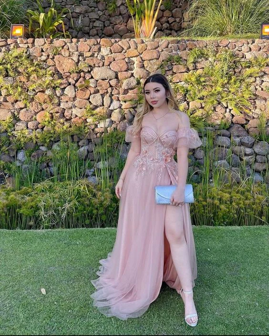 Vestido de fiesta con abertura y apliques de tul y mangas abullonadas