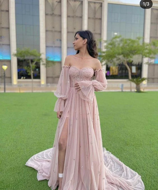 Vestido de fiesta de tul rosa con escote en forma de corazón y mangas largas.