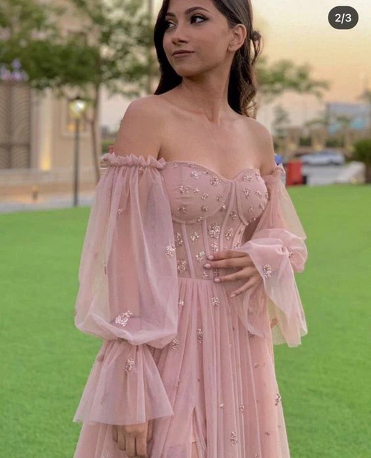 Vestido de fiesta de tul rosa con escote en forma de corazón y mangas largas.