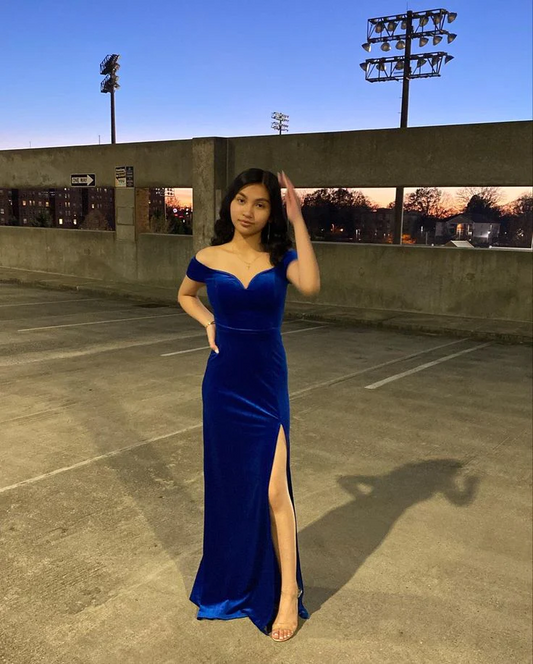 Vestido de fiesta de sirena de terciopelo azul real con hombros descubiertos y abertura