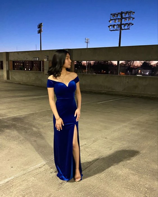 Vestido de fiesta de sirena de terciopelo azul real con hombros descubiertos y abertura