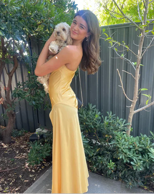 Vestido de fiesta largo amarillo con abertura y tiras espaguetis