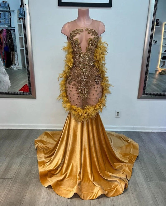 Vestidos de fiesta de sirena de terciopelo dorado brillante para chicas negras, con escote redondo transparente, lujosos vestidos de fiesta de cumpleaños con plumas y cuentas. 