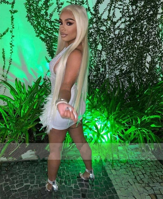 Vestido de fiesta corto blanco sexy con cuello halter y plumas de cristal para cóctel o graduación 