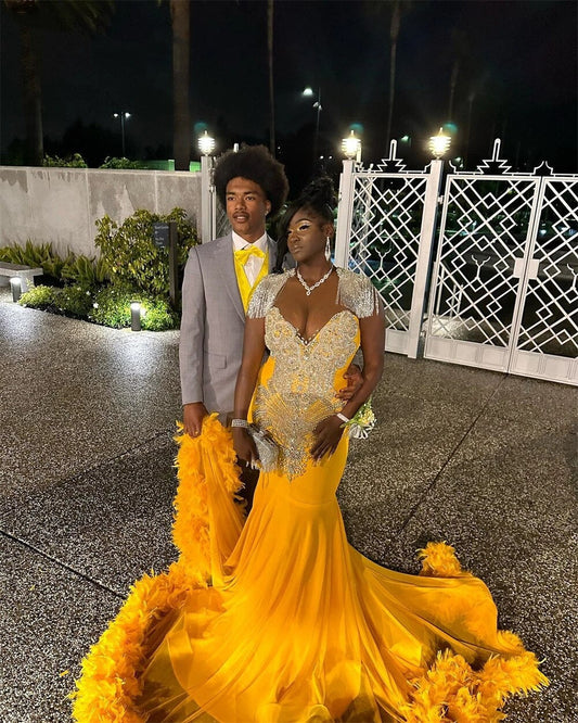 Vestidos de fiesta de sirena de terciopelo amarillo con borlas plateadas y plumas para ocasiones especiales. 